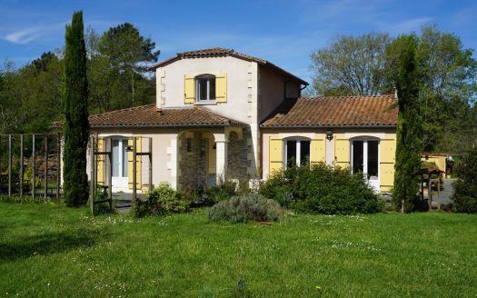 Charming contemporary villa in the heart of a green setting.