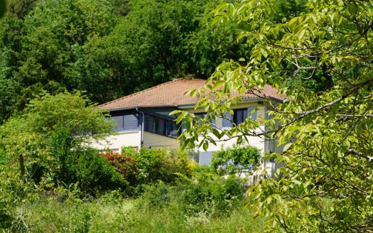 Elegant villa nestled on the heights of the village of Brantome.
