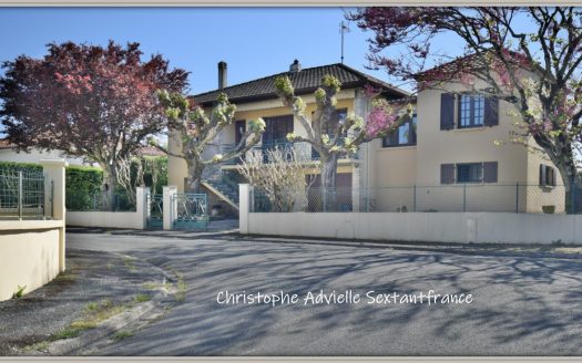 Detached house in a village with shops, plot of 700 square meters, 2 garages