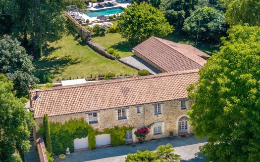15 minutes from Bergerac, superb renovated stone property on more than 3 hectares, 4 dwellings, barn, superb swimming pool area
