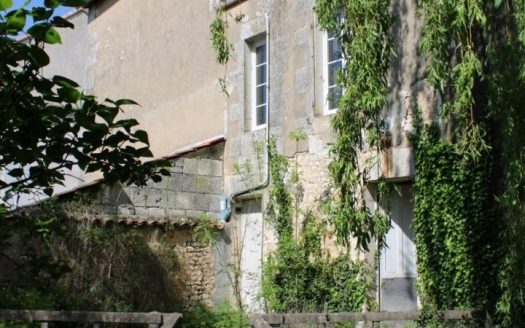 Large bourgeois house to renovate