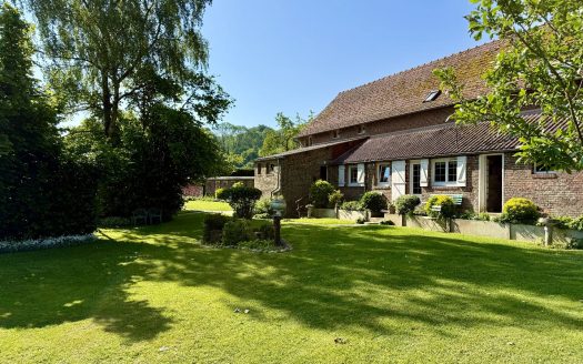 Spacious family home of 270 sqm – Large wooded garden of 2800 sqm