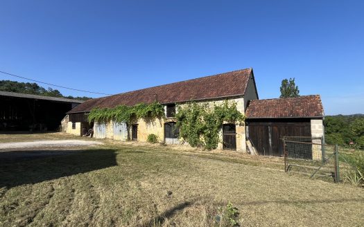 In an exceptional natural setting a farmhouse to restore