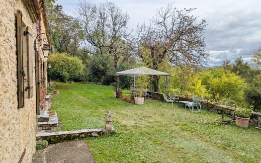 In Coux-et-Bigaroque, in a peaceful setting, superb stone farmhouse from 1833.