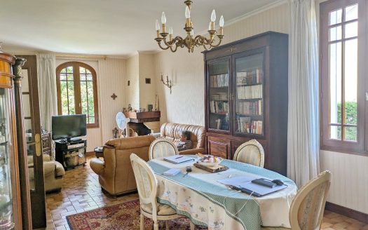 In Le Bugue, a 129sqm 1930s house.