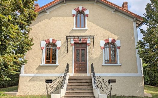In Le Bugue, a 129sqm 1930s house.