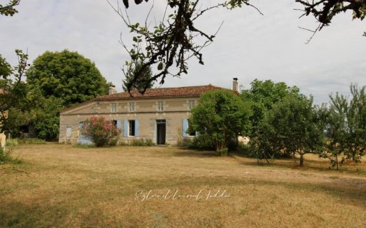 STONE LONGÈRE TO RENOVATE – OUTBUILDINGS – 3,945 M² PLOT