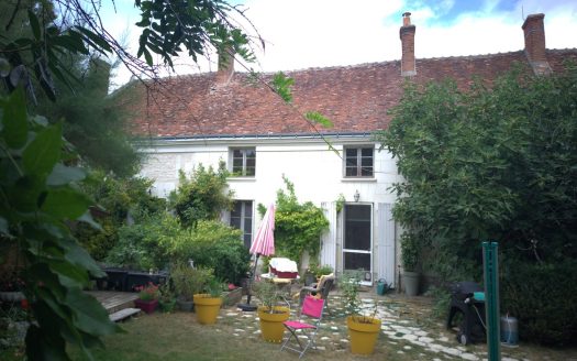 Epeigne-les-Bois Longère of 183sqm and its outbuildings €315,000
