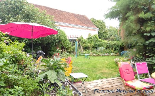 Epeigne-les-Bois Longère of 183sqm and its outbuildings €315,000