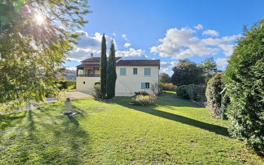 In Cénac-et-Saint-Julien – 170 sqm Residence with Pool on a Landscaped 5,000 sqm Park and Panoramic Valley Views