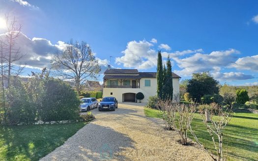 In Cénac-et-Saint-Julien – 170 sqm Residence with Pool on a Landscaped 5,000 sqm Park and Panoramic Valley Views