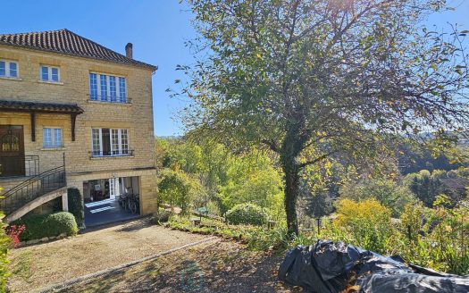 In Domme, a superb, light-filled, quiet house in perfect condition with a view.