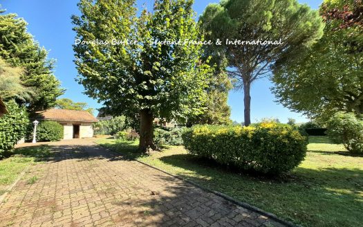 Spacious property with park and swmming pool – Dordogne river views
