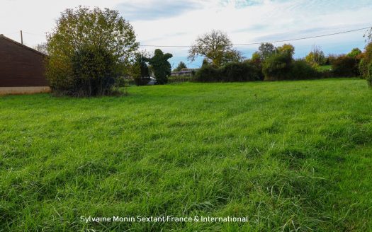 Building plot of 1827 sqm near train station and shops