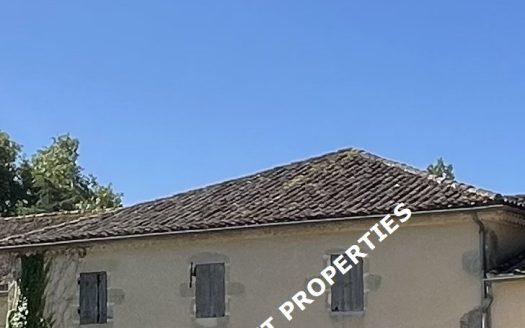 50 minutes from Bordeaux, near Cadillac, 38 -hectare property with beautiful house and outbuildings