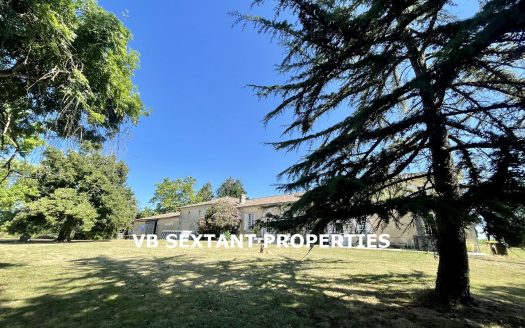 50 minutes from Bordeaux, near Cadillac, 38 -hectare property with beautiful house and outbuildings