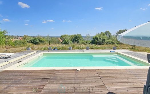 In Rocamadour beautiful farmhouse with swimming pool with a superb view.