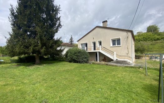 Charming 85sqm house with garage and laundry room, set on a lovely 800sqm plot with space for a pool.