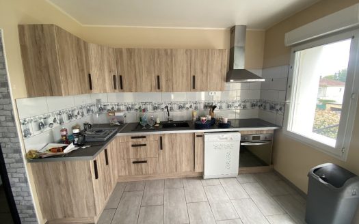 Charming 85sqm house with garage and laundry room, set on a lovely 800sqm plot with space for a pool.