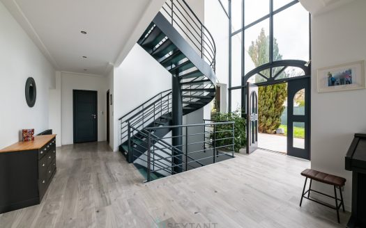 Architect-designed villa located north of Fontainebleau