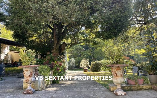 On the outskirts of Bordeaux, a charming property with a beautiful house and outbuildings in a magnificent wooded park