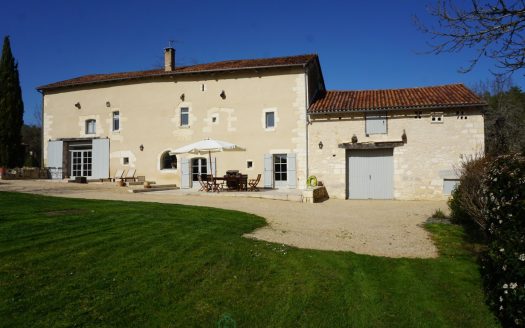 Former fortified house from the 13th century located on the heights of the little Venice of the Perigord.