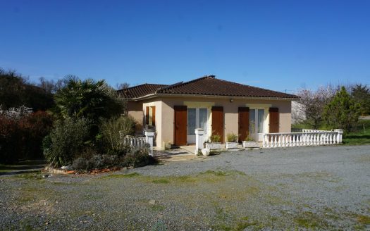 Charming single-storey villa, built in 2011 with basement.