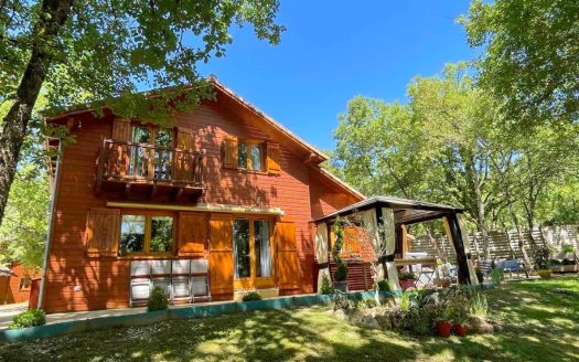 In an idyllic and relaxing setting, this superb 92 sqm chalet is in perfect condition and offers comfort, modern features, and high-quality amenities.