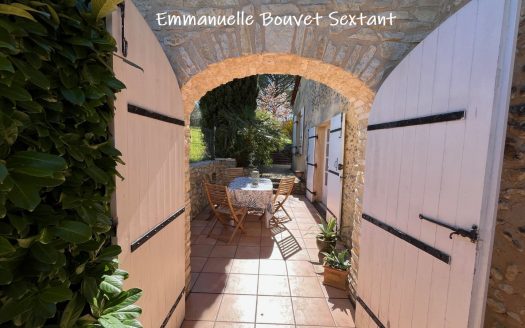 Charming stone-house, ideally located, swimming-pool, 3 to 4 bedrooms, office, outbuilding, 35047 sq feet of land.