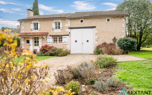 Charming stone-house, ideally located, swimming-pool, 3 to 4 bedrooms, office, outbuilding, 35047 sq feet of land.
