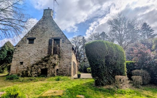 Beautiful authentic property in a hectare of land and a barn