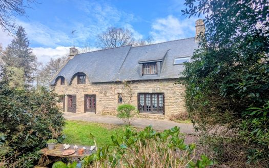 Beautiful authentic property in a hectare of land and a barn