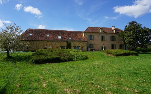Exceptional stone estate nestled in the heart of 2.2 hectares