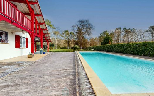 Biscarrosse – Basque-Inspired Property with Pool, Holiday-Home Appeal & Development Potential