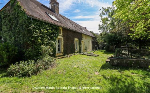 Large 5-bedroom family home offering superb living spaces and an exceptional outbuilding in a privileged setting.