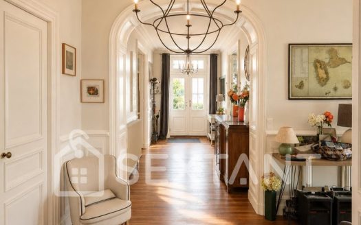 STONE MANOR HOUSE – 488 SQUARE METERS OF LIVING SPACE – 5 BEDROOMS – 2,610-SQUARE-METER GARDEN – COGNAC
