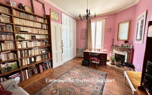 Beautiful large bourgeois mansion from 19th century, town center, all comodities walking distance, garden, terraces, garage