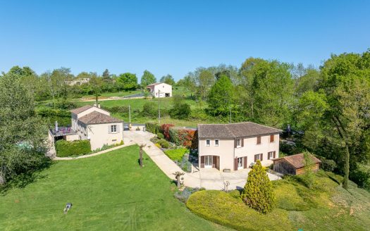 Lovely property with family house, 2 gîtes and commercial renting, pool, plot of 9127 square meters