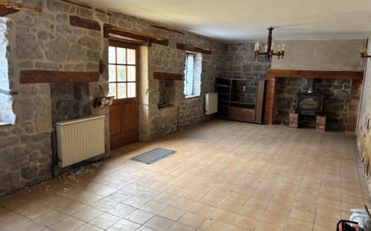 Isolated Large house with 4 bedrooms to renovate, barn and garage, garden 1480 sqm