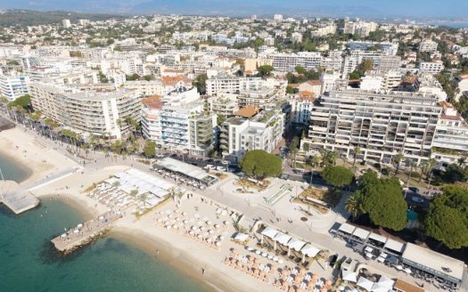 Juan-les-Pins – Prestigious Residence 50 Metres from the Beach – Studio – Top Floor