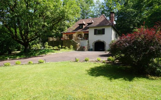 Charming Perigourdine residence nestled on the heights of a medieval village.