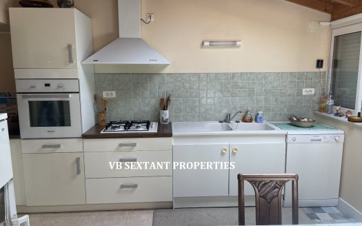 Sauveterre-de-Guyenne, in the heart of the bastide town: a charming stone house with a courtyard and an outbuilding.