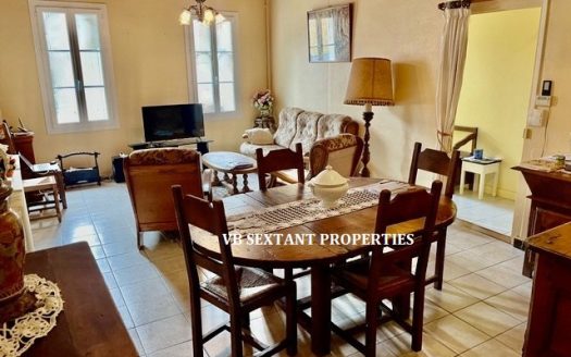 Sauveterre-de-Guyenne, in the heart of the bastide town: a charming stone house with a courtyard and an outbuilding.
