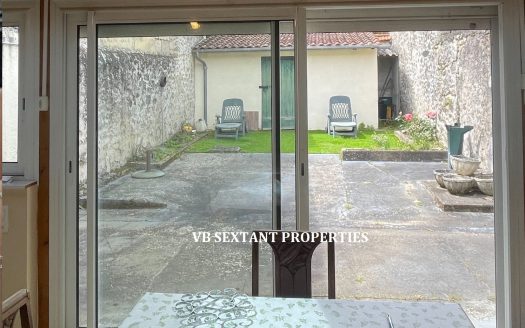 Sauveterre-de-Guyenne, in the heart of the bastide town: a charming stone house with a courtyard and an outbuilding.