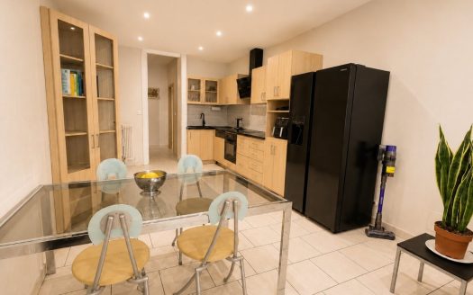 WALK TO EVERYTHING, PRIVATE GARDEN –, 4 BEDROOMS , DIRECT TRAIN TO BORDEAUX
