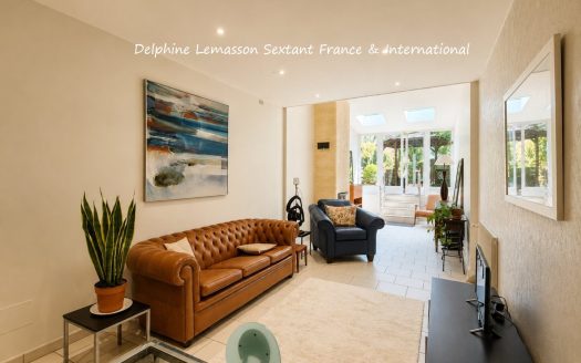 WALK TO EVERYTHING, PRIVATE GARDEN –, 4 BEDROOMS , DIRECT TRAIN TO BORDEAUX