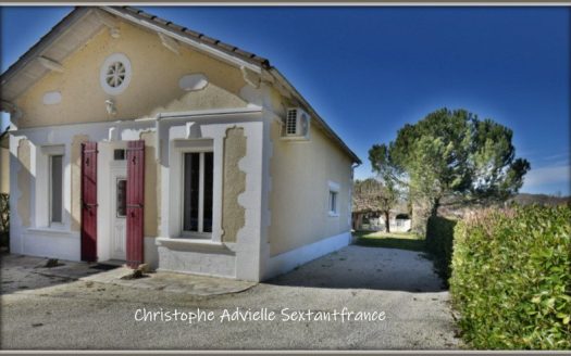 Bergerac city, 2 tiny houses and pool on a lovely plot