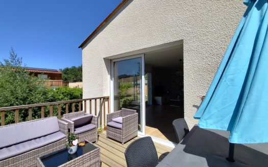 Recent detached house with garden