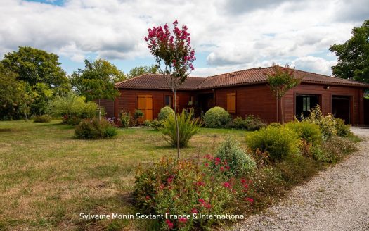 Superb chalet nestled in a dominant position, in a quiet area, on enclosed and wooded grounds