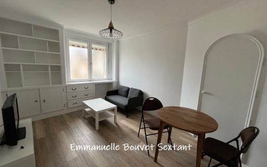 BERGERAC city center, 2 min walk to the train station, 2 bedrooms renovated appartment with balcony.